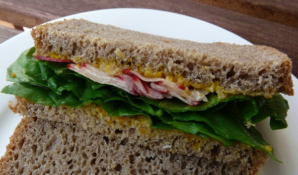 Kurz eingelegte Radieschen - hier auf Brot