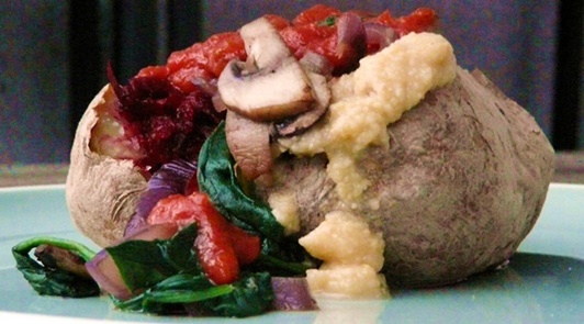Kumpir: Ofenkartoffel mit Hummus, Roter Bete, Spinat, Champignons und Tomatensoße
