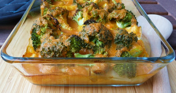 Veganer Auflauf mit Kartoffeln, Brokkoli, Kohlrabi und Karotten-Béchamel