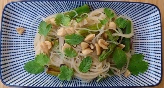 Glasnudelsalat mit grünem Spargel und Erdnüssen