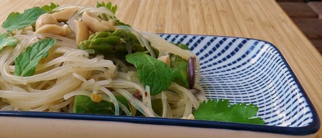 Glasnudelsalat mit drünem Spargel, roter Zwiebel, Ernüssen, Minze und Koriander