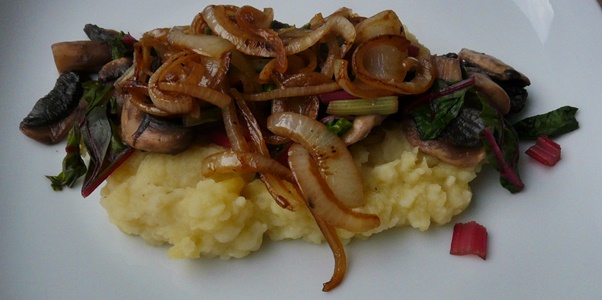 Sellerie-Kartoffel-Stampf, bunter Mangold, Pilze, Schmorzwiebeln