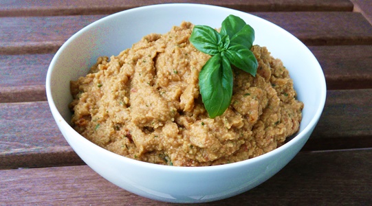 Tomaten-Basilikum-Hummus