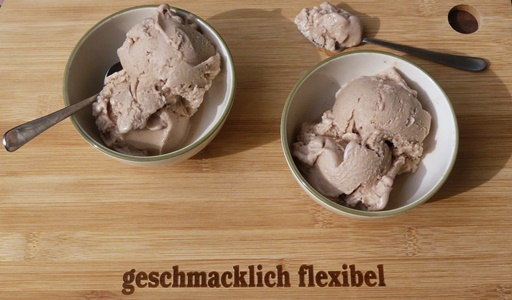 veganes beschwipstes Haselnusseis, verfeinert mit Haselnusslikör