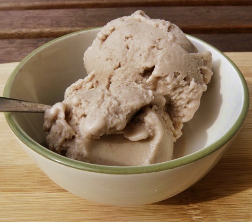 Beschwipstes veganes Haselnusseis