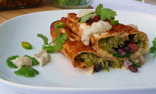 Vegane Enchiladas mit Zucchini, Spinat und schwarzen Bohnen mit cremiger Sonnenblumenkerncreme und pikanter Soße