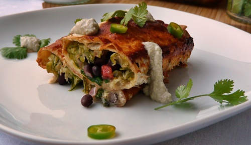 Vegane Enchiladas mit Zucchini, Spinat und schwarzen Bohnen mit cremiger Sonnenblumenkerncreme und pikanter Soße
