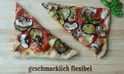 vegane Pizza mit Aubergine, Zucchini, Champignons und Trüffelöl