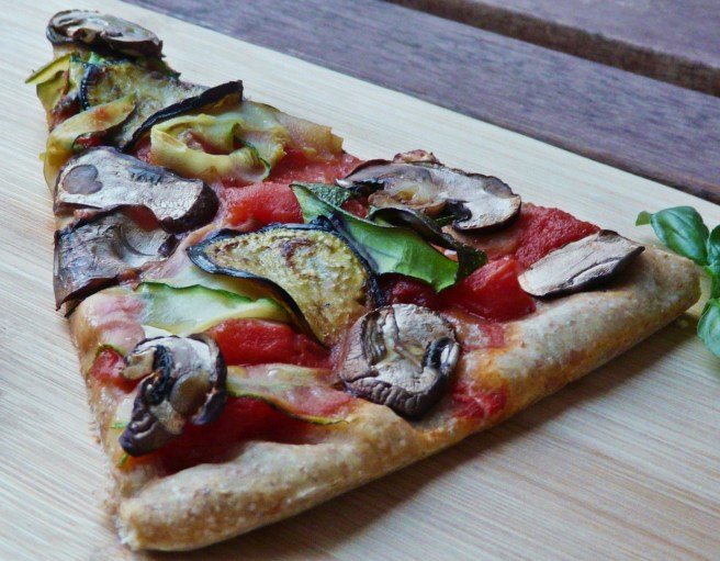 vegane Pizza mit Aubergine, Zucchini, Champignons und Trüffelöl