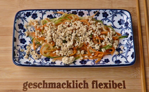 Rohkostsalat aus Gurke und Karotte mit Misodressing und Sesam-Tofu-Bröseln