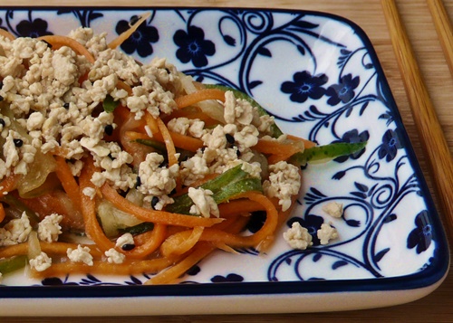 Rohkostsalat aus Schlangengurke und Möhren mit Misodressing und Sesam-Tofu-Bröseln