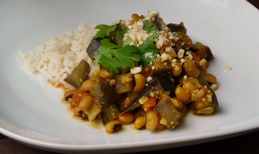 Veganes, indisches Curry mit Schwarzaugenbohnen, Aubergine und Cashewkernen