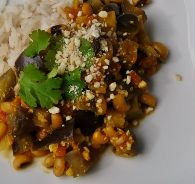 Veganes, indisches Curry mit Schwarzaugenbohnen, Aubergine und Cashewkernen