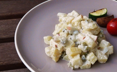 veganer Kartoffelsalat mit selbst gemachter Cashew-Mayonnaise, Gewürzgurken und Apfel