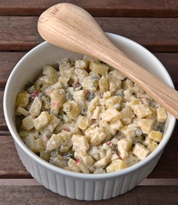 veganer Kartoffelsalat mit selbst gemachter Cashew-Mayonnaise, Gewürzgurken und Apfel