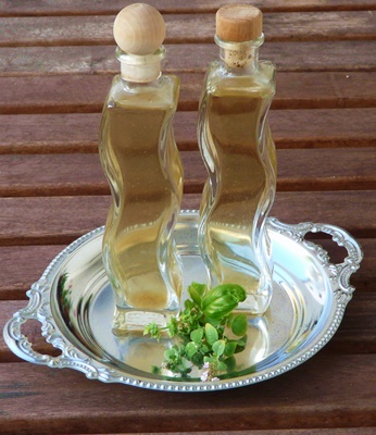 Kräuterblütenessig angesetzt mit Blüten von Basilikum, Oregano und Majoran