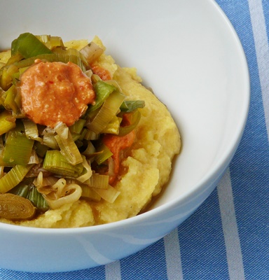 Polentaschüssel mit geschmortem Lauch und Tomatenpesto