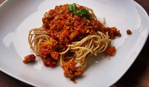 vagane Bolognese-Soße mit selbstgemachtem Seitan, Karotten und Staudensellerie