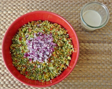 Brokkolisalat roh mit Paprika - vegan!