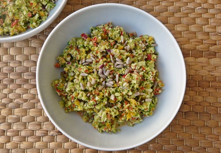 veganer Rohkostsalat mit Brokkoli, Paprikaschoten und cremigem Dressing mit Cashewmus