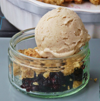 Spätsommerlicher Brombeer-Crumble mit cremigem Mandeleis - vegan!