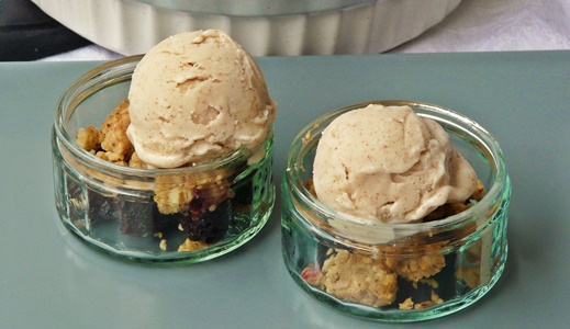 Veganes Rezept: Spätsommerlicher Brombeer-Crumble mit cremigem Mandeleis