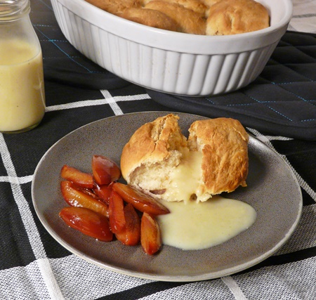 Vegane Buchtel (Rohrnudeln), Rotweinzwetschgen, Vanillesoße