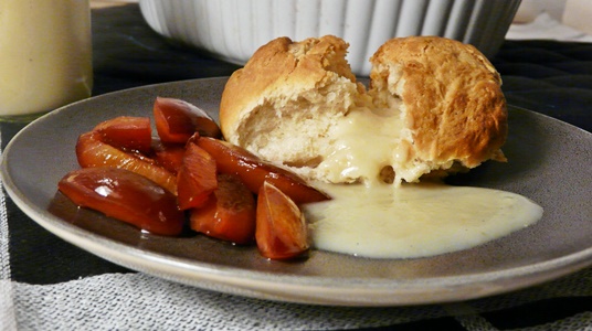 Vegane Buchtel (Rohrnudeln) mit Rotweinzwetschgen und Vanillesoße