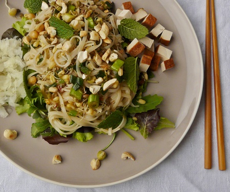 Vegane, lauwarme Reisbandnudeln mit Sprossen und Salat