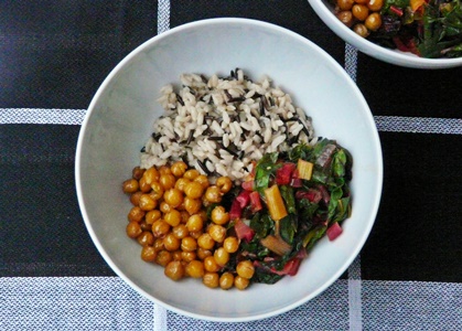 Veganes Rezept: Wildreismischung, bunter Mangold mit Tomate und Knoblauch, geröstete Kichererbsen