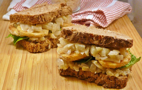 Vegane Stulle mit gebratenem Tempeh und Kompott aus Zwiebeln und Birnen