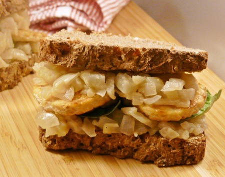 Stulle mit gebratenem Tempeh und Kompott aus Zwiebeln und Birnen