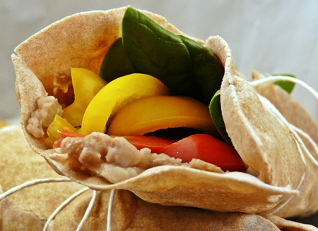 Vegane Wraps mit Mus aus Pintobohnen, Paprika und Blattspinat