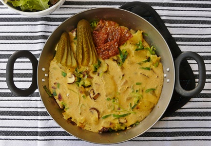 Veganes Bauernfrühstück aus Kichererbsenmehl mit Kartoffeln, Porree und Pilzen