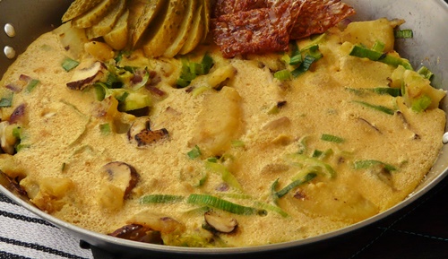 Veganes Bauernfrühstück aus Kichererbsenmehl mit Kartoffeln, Lauch und Champignons