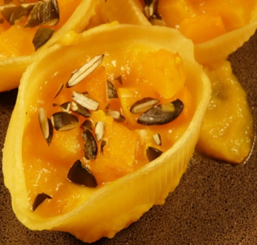 Conchiglioni - große Muschelnudeln mit veganer Füllung aus Muskatkürbis