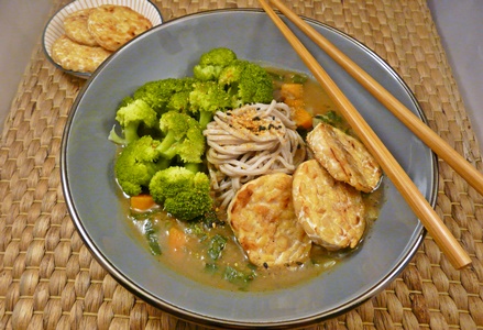 Vegane, japanische Currynudelsuppe mit Brokkoli, Karotten, Soba-Nudeln und gebratenem Tempeh