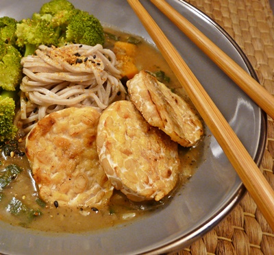 Vegane, japanische Currynudelsuppe mit Brokkoli, Soba und gebratenem Tempeh