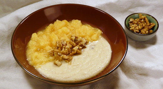 Veganer Grießbrei mit Quittenkompott und Walnüssen - Rezept ohne raffinierten Zucker