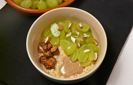 Veganes Frischkonmüsli aus Hafer mit Weintrauben, getrockneten Feigen, Apfel und Mandeln