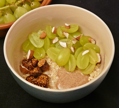 Veganes Frischkonmüsli aus Hafer mit Weintrauben, getrockneten Feigen, geriebenem Apfel und Mandeln