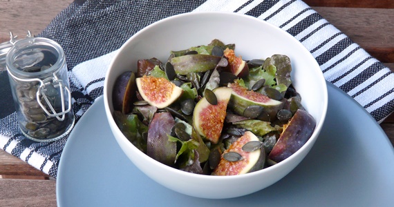 Veganer Herbstsalat mit Feigen, Kürbiskernen und würzigem Miso-Dressing