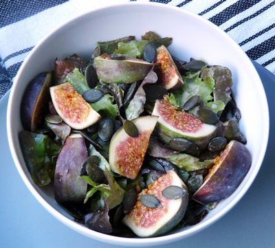 Veganer Herbstsalat mit Feigen, Kürbiskernen und cremigem Miso-Dressing