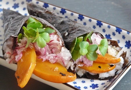 Vegane Temaki: Sushi-Handrolle mit Kürbis, Sesam, Rettich, Daikon-Kresse und veganer Mayonnaise