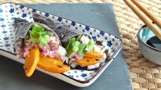 Vegane Temaki: Sushi-Handrolle mit Kürbis, Sesam, rotem Rettich, Daikon-Kresse und veganer Mayonnaise