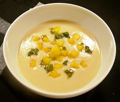 Vegane, cremige Suppe aus Petersilienwurzeln mit Petersilien-Öl und gebratenen Kartoffelwürfeln