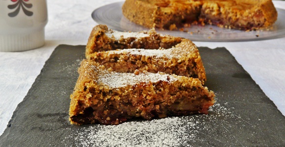 Veganer Rührkuchen mit Schokolade, Mandeln und Kirschmarmelade