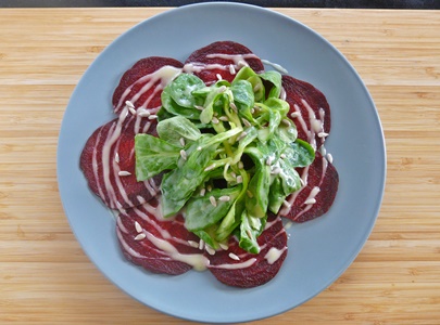 Carpaccio aus Roter Bete mit Feldsalat, veganem Kartoffeldressing und Sonnenblumenkernen