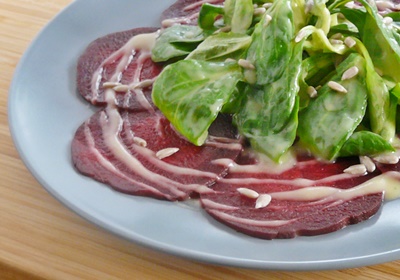Rote-Bete-Carpaccio mit Feldsalat, veganem Kartoffeldressing und Sonnenblumenkernen