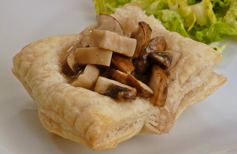 vegane Vorspeise: Blätterteigkörbchen mit Champignons und Kräuterseitlingen in Rahmsoße